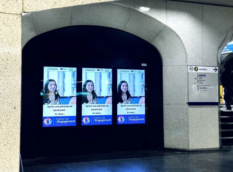 Les affiches d’Imen dans le métro parisien pour l’Institut de l’Engagement